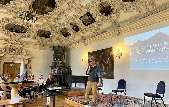 Moderator auf der Bühne im Barocksaal