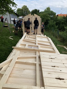 Schüler beim Abladen der Holzwände