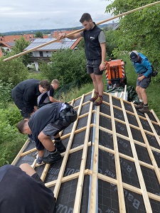 Schüler beim Einlatten