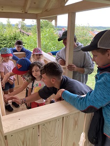 Kinder auf dem Balkon der Hütte