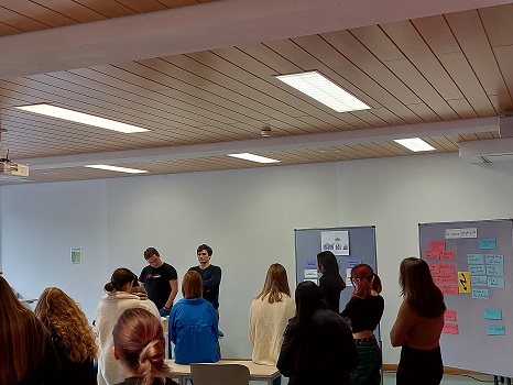 Schüler*innen im Gespräch