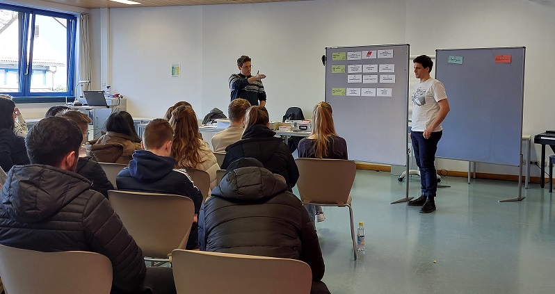 Jugendliche mit Referenten im Klassenraum