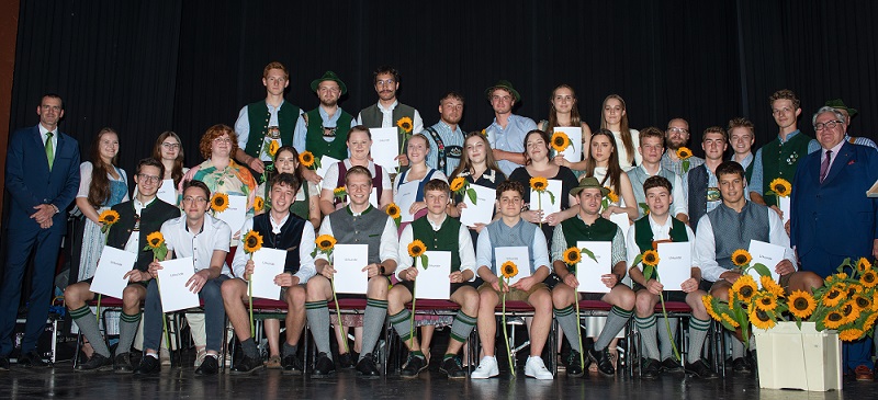 Schüler und Schülerinnen mit Anerkennungsurkunde auf der Bühne