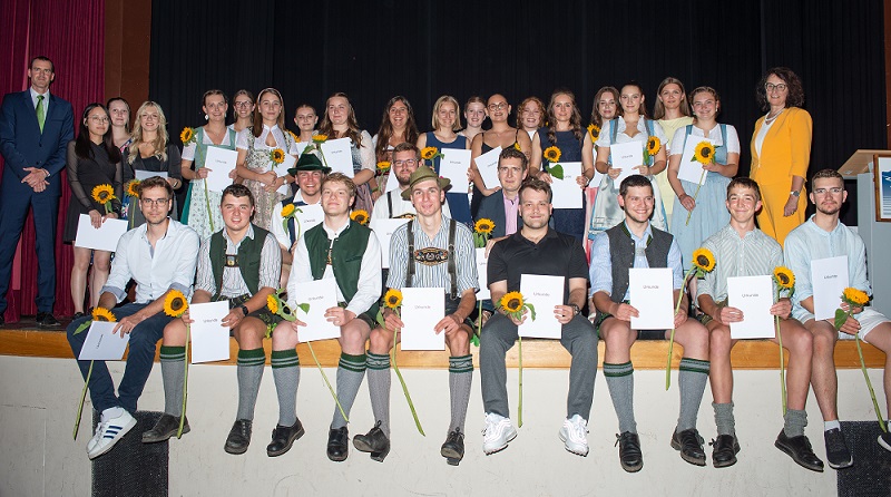 Schüler und Schülerinnen mit Anerkennungsurkunde auf der Bühne