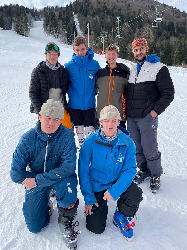 Jugendliche vor Berg