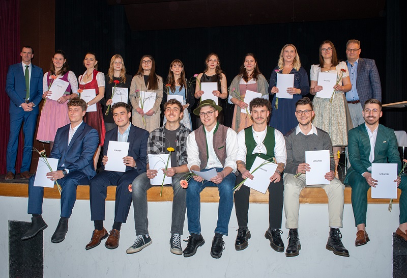 Jugendliche auf der Bühne mit Schulleiter und Landrat