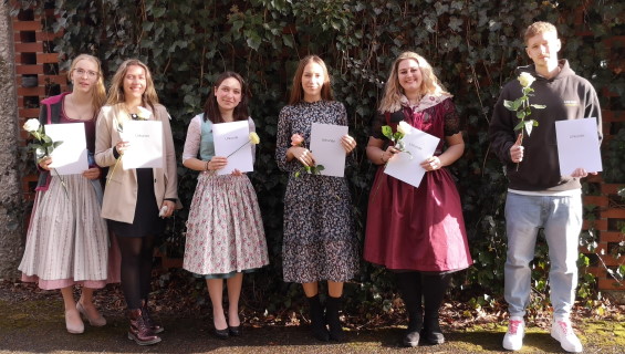 Büromanagement-Kaufleute mit Ehrenurkunde