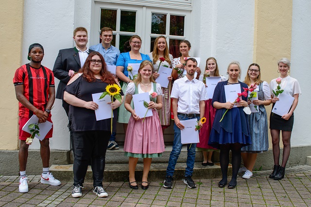 Schüler*innen bei Abschlussfeier der Berufsschule 2021