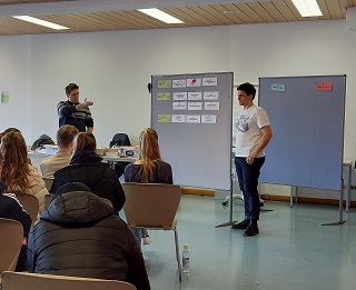 Unterricht mit Leinwand und Vortragendem