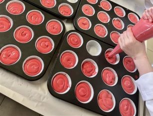 Muffins werden gefüllt