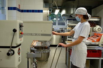 Schülerin in der Backstube